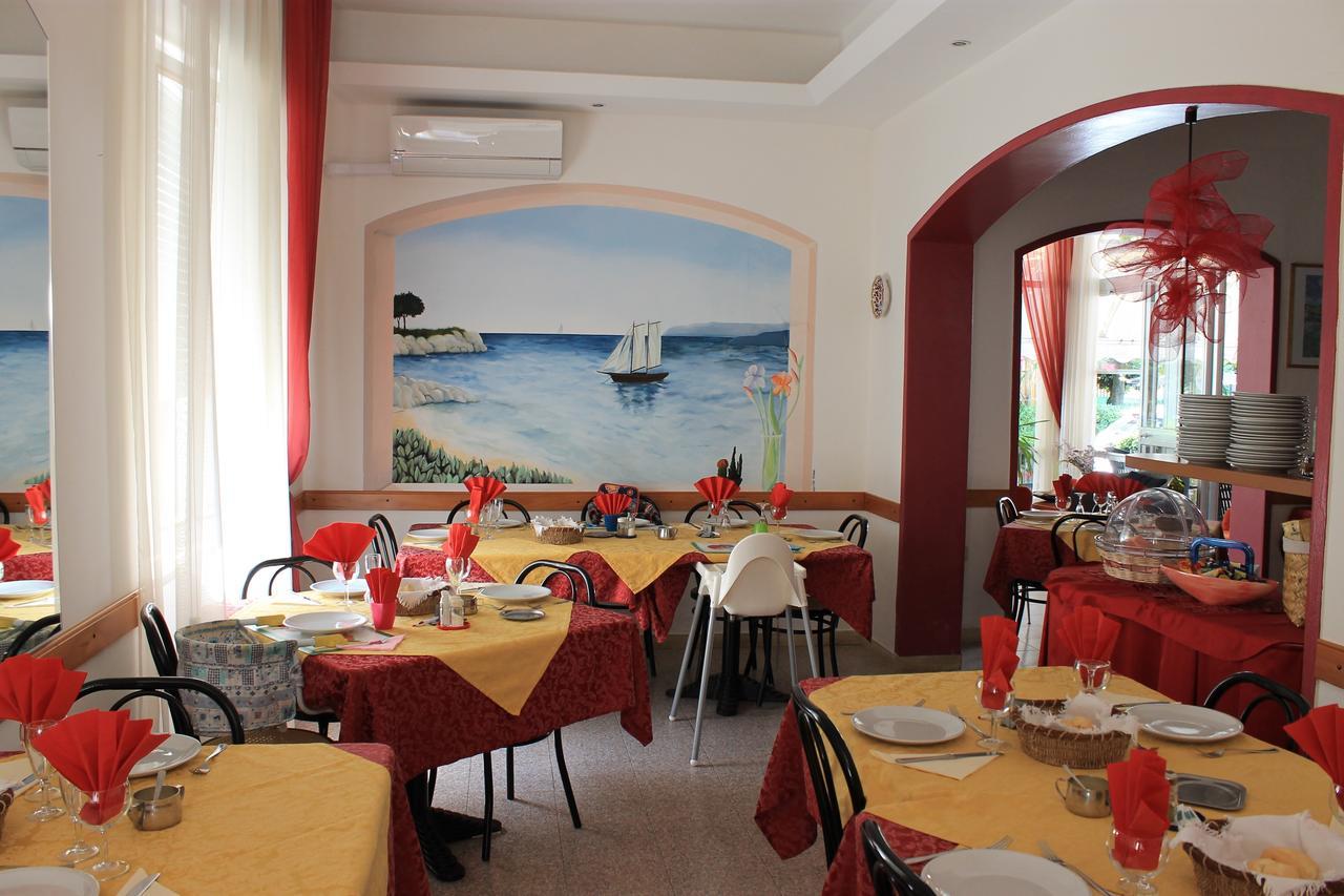 Hotel Susanna Rimini Bagian luar foto