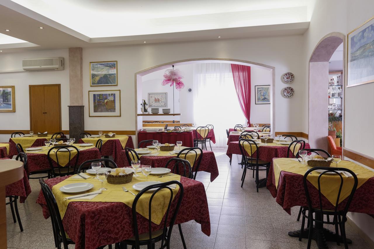 Hotel Susanna Rimini Bagian luar foto