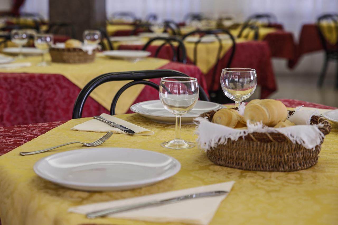 Hotel Susanna Rimini Bagian luar foto