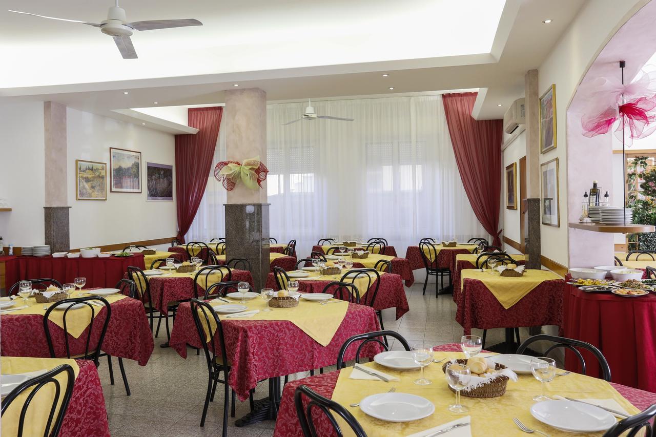 Hotel Susanna Rimini Bagian luar foto